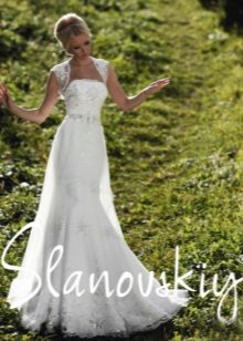Dress sa kasal na pinalamutian ng mga perlas mula sa Slanowski