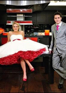 White wedding dress na may pulang petticoat