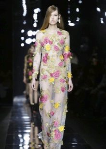 Semi-sheer evening dress na may mga bulaklak