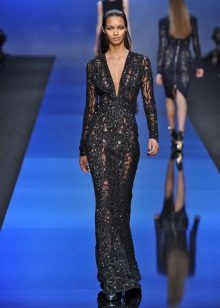 Black evening dress mula sa guipure