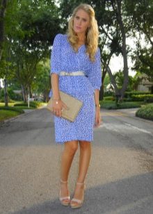 Blue dress na may kulay abong accessories