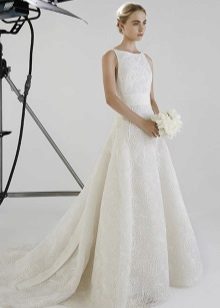 A-line wedding dress na may tren