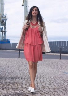 Ang mga sapatos para sa coral dress