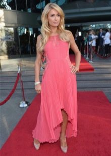 Paris Hilton sa coral dress