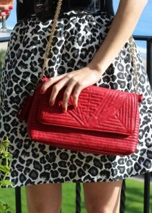 Red manicure para sa leopard dress
