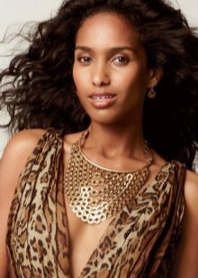 Leopard dress at gintong alahas dito