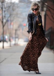 Itim na jacket para sa isang damit na may isang leopard print