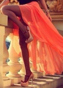 Pagtutugma ng orange sapatos na damit