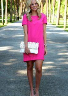 White clutch at silver shoes para sa isang fuchsia dress