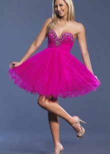Blonde sa isang fuchsia dress