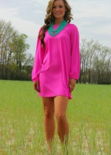Green kuwintas sa isang fuchsia dress