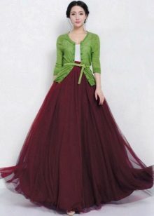 The combination of marsala and green in casual attire