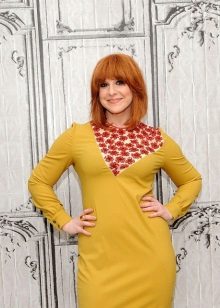 Red-haired girl sa isang mustard dress