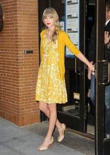 Mustard dress na may puti