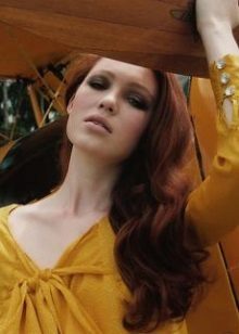 Red-haired girl sa isang mustard dress