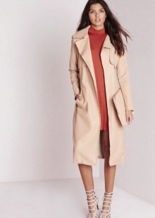 Trenchcoat sa crimson dress