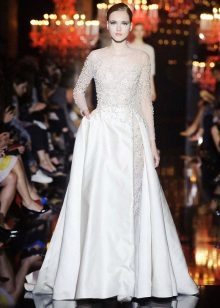 Ang damit na pangkasal ni Elie Saab na may mga rhinestones na pinalamutian ng isang paha