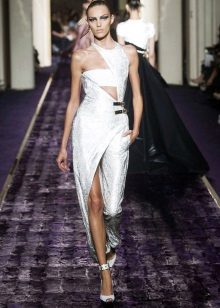 Kasal damit mula sa Versace na may mga cutout