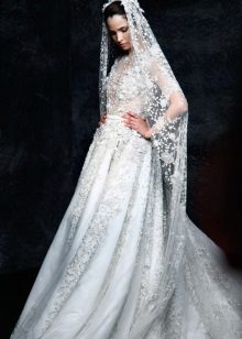 Kasal damit mula sa Ralph & Russo malapit