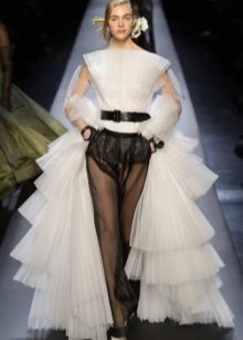 Ang damit na pangkasal ni Jean Paul Gaultier ay puti at itim