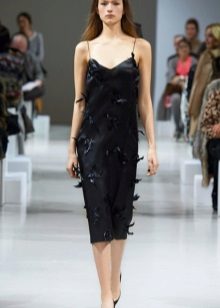 Gabi na damit sa itim na lino estilo