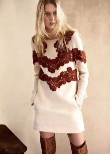 Ang murang beige knit dress ay maikli