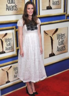 White maternity dress na may itim na puntas