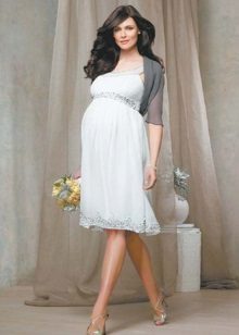 Ang istilong estilo ng damit ay puti para sa mga buntis na babae