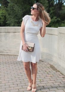 Beige sandals sa damit ng milky color