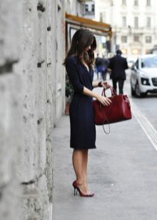 Red bag sa dark dress office