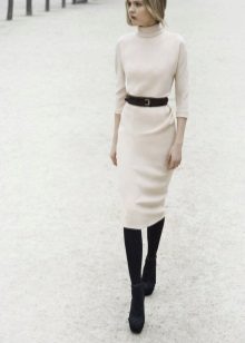 White dress office na may black belt, black tights at sapatos