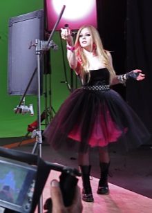 Avril Lavigne sa isang maikling damit sa estilo ng punk rock