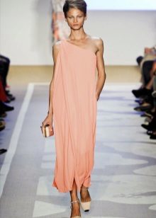 Choosing a clutch bag for a Greek dress