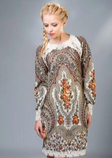Magdamit ng istilong Russian na may mga pattern at puntas sa hem