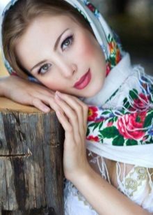 Pampaganda para sa isang damit sa istilong Russian