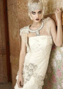 Maliwanag na pampaganda para sa isang damit sa estilo ng Gatsby