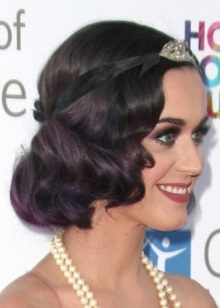 Maitim na estilo ng buhok para sa isang estilo ng Gatsby na damit