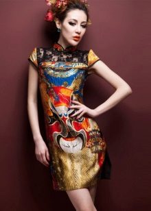 Ang estilo ng sutla na estilo ng sutla na may maliwanag na pambansang pattern