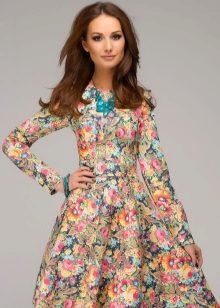 Casual summer dress sa oriental style na may floral print
