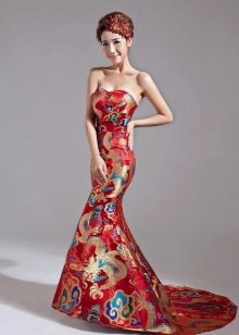 Red dress sa estilo ng oriental na may pambansang mga pattern