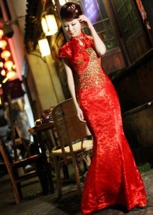 Magsuot ng oriental style na may gintong pagbuburda