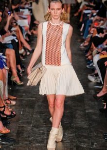 sports dress na may neckline