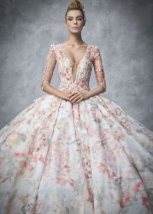 Maganda ang damit ng kasal na may floral print at isang malalim na neckline