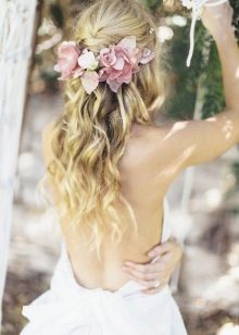 Estilo ng buhok na may mga sariwang bulaklak sa damit-pangkasal