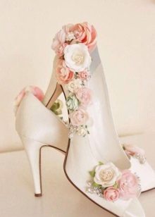 Mga sapatos na may mga bulaklak