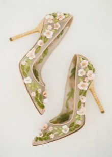 Mga sapatos na may mga bulaklak