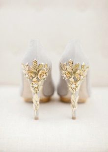 Mga sapatos na may mga bulaklak