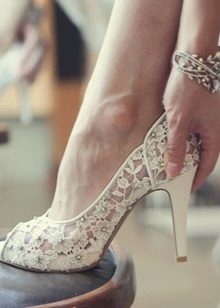 Mga sapatos na may mga bulaklak