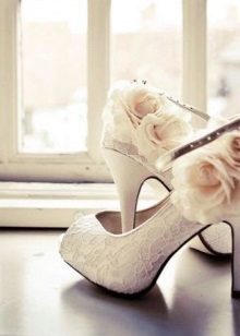 Mga sapatos na may mga bulaklak