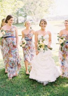 Mga Bridesmaid Dresses na may Floral Print